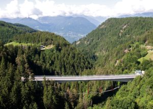 Chembau GmbH Mils Innsbruck Tirol Südtirol Autonome Provinz Bozen Hafling Sinichbach Verbreiterung Spannweite Tragwerk Widerlager Vorspannung Vorspannkabel Lagerwechsel Tragwerkshebung Tragwerksverbreiterung Sanierung Betonsanierung Betonsanierungsarbeiten Erweiterung